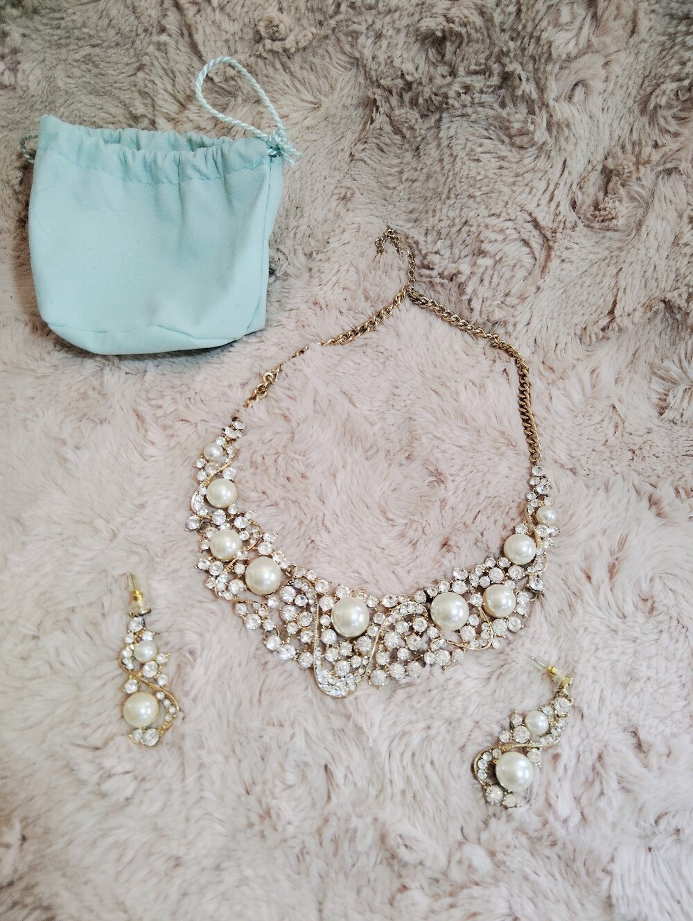 LIKE NEW!! Bridal/ Statement Necklace with Matching Earrings Set